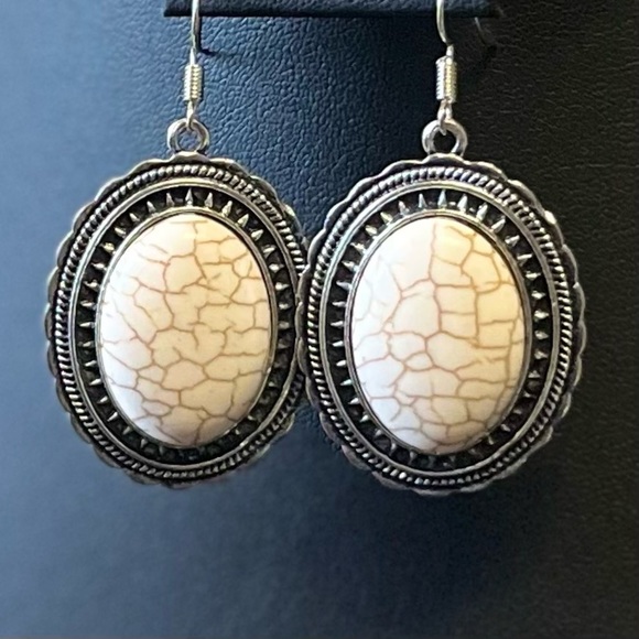 WOMEN’S Vintage Oval Cabochon Semiprecious Metal Earrings Silvertone - Picture 2 of 14